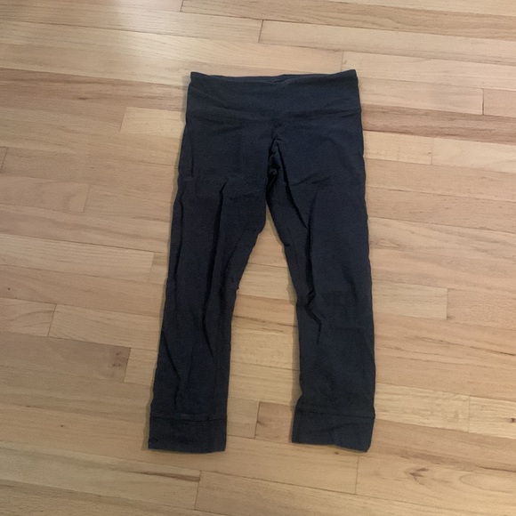 EUC Lululemon Capri size 4 - Picture 3 of 4